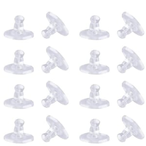 Pode incluir: Trinta costas de brinco de plástico transparente. As costas são projetadas para serem usadas com brincos de poste. As costas têm uma base pequena e redonda e um poste elevado. As costas são embaladas em uma pequena caixa de plástico transparente com o nome da marca "Beadnova" impresso na caixa.