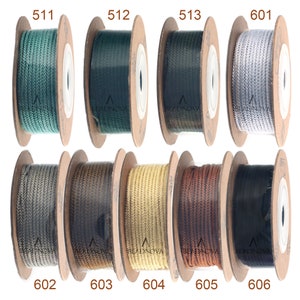 Puede incluir: Carretes de cord&oacute;n en varios colores, incluyendo verde, negro, plateado, dorado, marr&oacute;n y negro. Los carretes est&aacute;n etiquetados con los n&uacute;meros 511, 512, 513, 601, 602, 603, 604, 605 y 606.