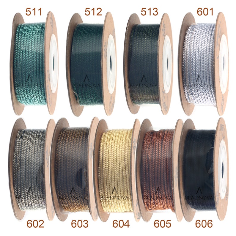 Puede incluir: Carretes de cord&oacute;n en varios colores, incluyendo verde, negro, plateado, dorado, marr&oacute;n y negro. Los carretes est&aacute;n etiquetados con los n&uacute;meros 511, 512, 513, 601, 602, 603, 604, 605 y 606.