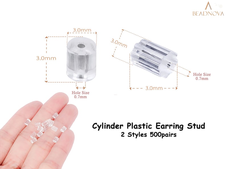 Pu&ograve; includere: Due stili di perni per orecchini in plastica trasparente, ciascuno con un diametro di 3,0 cm e 0,7 cm di diametro. I perni sono mostrati in un'immagine ravvicinata e in una mano che tiene un gruppo di perni. Il testo "Cylinder Plastic Earring Stud 2 Styles 500pairs" &egrave; visibile nell'immagine.