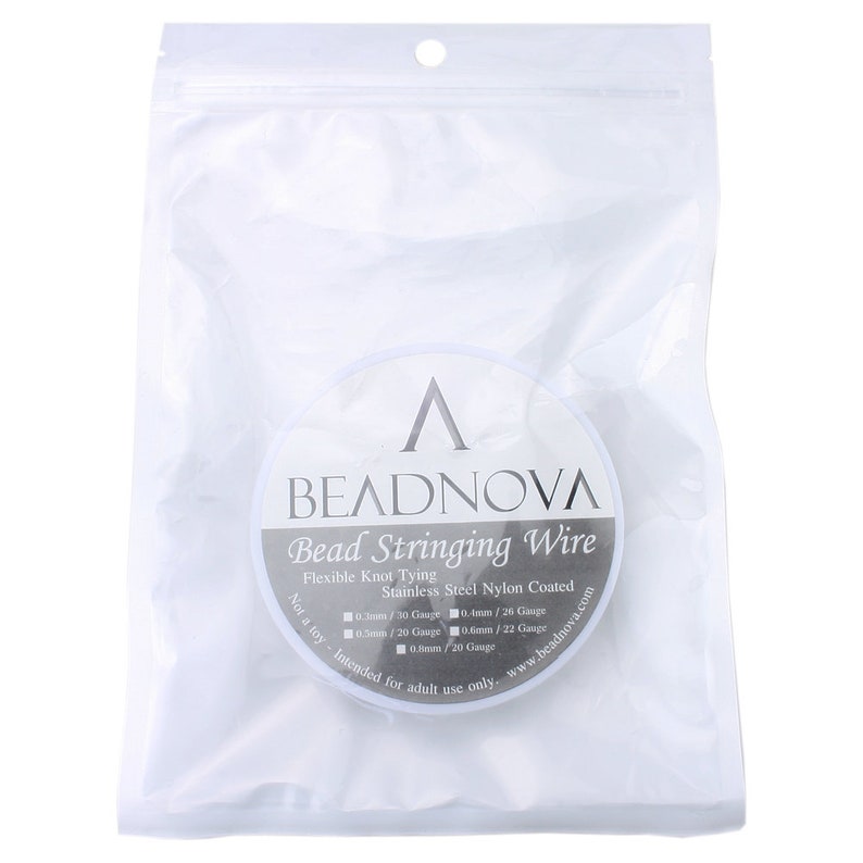 Puede incluir: Una bolsa de pl&aacute;stico transparente que contiene un carrete de alambre para enhebrar cuentas Beadnova. El alambre es flexible y para atar nudos, hecho de acero inoxidable con revestimiento de nylon. El carrete tiene una etiqueta con el nombre de la marca, el nombre del producto y los tama&ntilde;os de alambre en mil&iacute;metros y calibres. No es un juguete. Destinado &uacute;nicamente para uso de adultos.