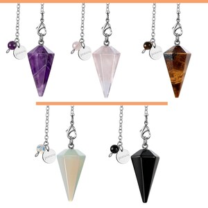 Könnte beinhalten: Sechs verschiedene Kristallpendel mit silbernen Ketten und einer kleinen Perle oben. Die Kristalle sind Amethyst, Rosenquarz, Tigerauge, Opal, schwarzer Obsidian und klarer Quarz.