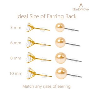 Pu&ograve; includere: Quattro paia di chiusure per orecchini in diverse dimensioni: 3 mm, 6 mm, 8 mm e 10 mm. Ogni paio presenta un cristallo trasparente e un retro perlato. Le chiusure per orecchini sono mostrate su uno sfondo bianco.