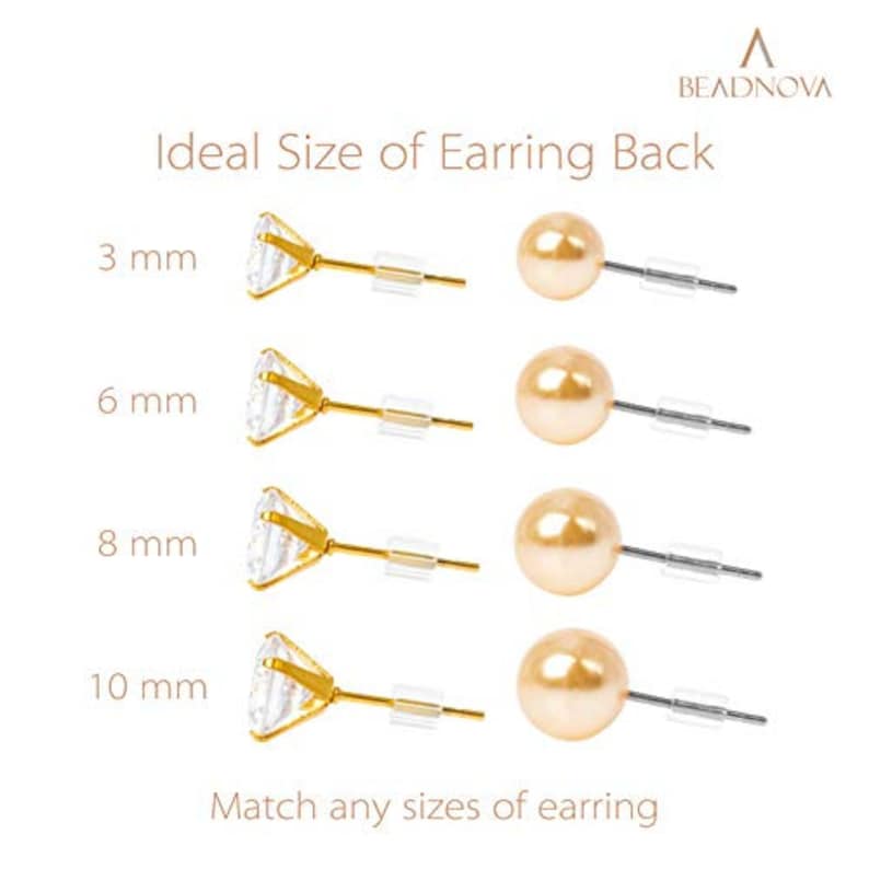 Pu&ograve; includere: Quattro paia di chiusure per orecchini in diverse dimensioni: 3 mm, 6 mm, 8 mm e 10 mm. Ogni paio presenta un cristallo trasparente e un retro perlato. Le chiusure per orecchini sono mostrate su uno sfondo bianco.