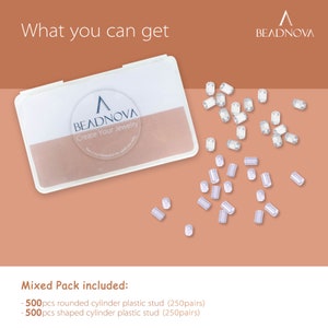 Pu&ograve; includere: Un contenitore di plastica trasparente riempito con 500 borchie cilindriche di plastica bianca. Il contenitore &egrave; etichettato "BEADNOVA Create Your Jewelry".