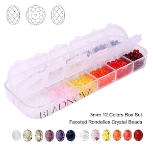 Puede incluir: Una caja organizadora de plástico transparente llena de 12 compartimentos de cuentas de cristal rondelle facetadas de 3 mm en varios colores. La caja está etiquetada como "BEADNOVA" y "3mm 12 Colors Box Set Faceted Rondelles Crystal Beads".