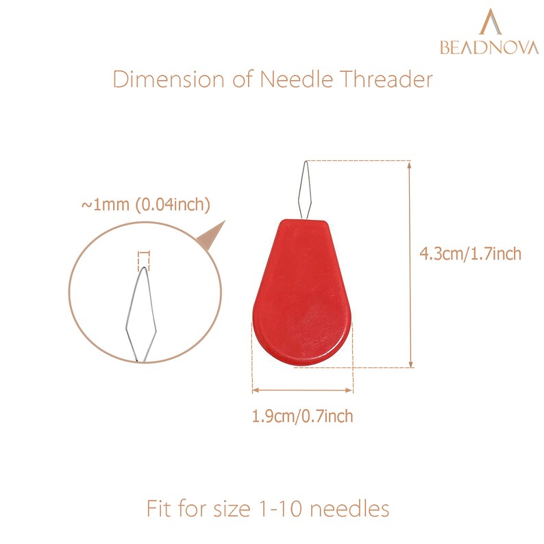 Pode incluir: Enfiador de agulhas de pl&aacute;stico vermelho com um pequeno furo na ponta. O enfiador mede 4,3 cm de altura e 1,9 cm de largura. O furo tem um di&acirc;metro de aproximadamente 1 mm. O enfiador &eacute; projetado para agulhas de tamanho 1-10.