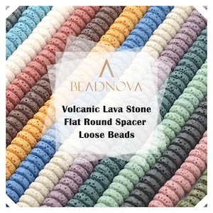 Peut inclure: Un assortiment de perles rondes plates en pierre de lave de différentes couleurs. Les perles sont toutes de la même taille et ont une surface rugueuse et texturée. Perles rondes plates en pierre de lave volcanique, espaceurs, perles en vrac.