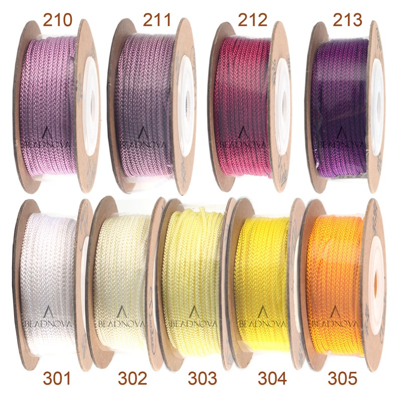 Puede incluir: Carretes de cord&oacute;n encerado de colores en varios tonos de morado, amarillo y naranja. Los carretes est&aacute;n etiquetados con los n&uacute;meros 210, 211, 212, 213, 301, 302, 303, 304 y 305.