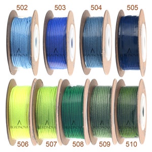 Puede incluir: Diez carretes de hilo en varios colores, incluyendo azul, verde y amarillo. Los carretes est&aacute;n etiquetados con los n&uacute;meros del 502 al 510.