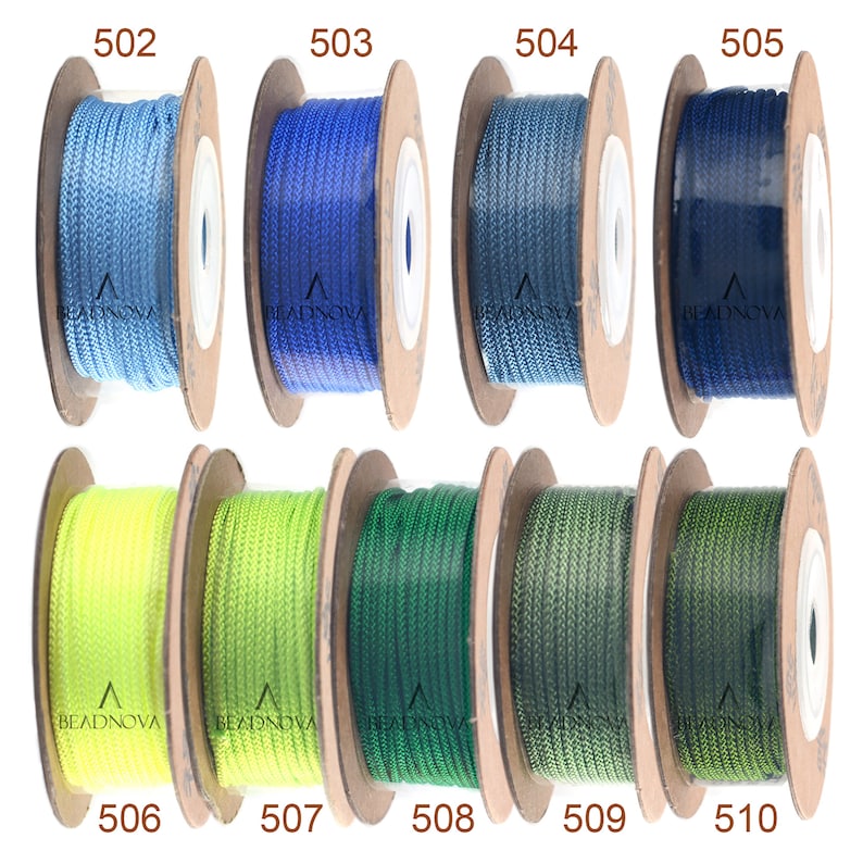 Puede incluir: Diez carretes de hilo en varios colores, incluyendo azul, verde y amarillo. Los carretes est&aacute;n etiquetados con los n&uacute;meros del 502 al 510.