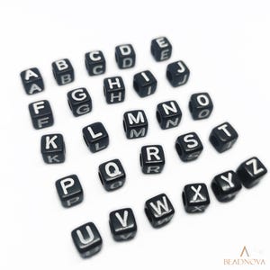 Cuentas del alfabeto de 6 mm, cubos negros, letras blancas, cuentas acrílicas, 100 piezas para pulseras hechas a mano, joyería, marcado A-Z