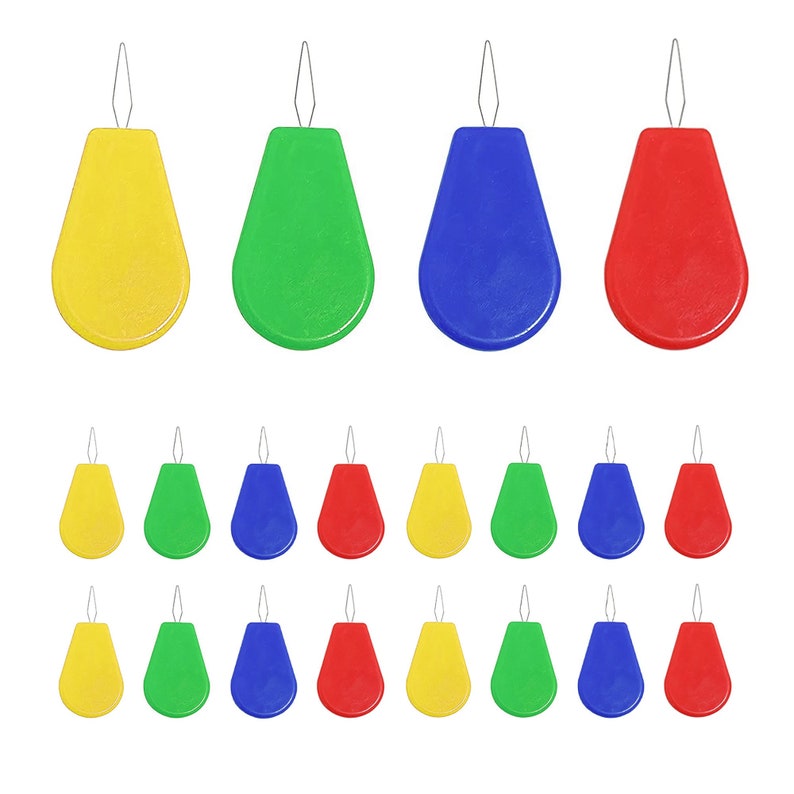 Pode incluir: Conjunto de 18 enfiadores de pl&aacute;stico coloridos para costura. Os enfiadores t&ecirc;m a forma de uma l&aacute;grima e est&atilde;o dispon&iacute;veis em amarelo, verde, azul e vermelho.