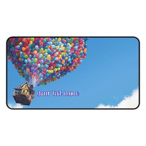Alfombrilla de escritorio de la película Disney UP, divertida alfombrilla para juegos, decoración de oficina personalizada, regalo de aventura, alfombrilla de ratón XL con diseño de casa de globos para ordenador 12" × 22"