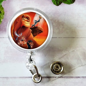 La insignia del Rey León, Pumba, Timón, Scar, Zazu y Rafiki, insignia de Disney, retráctil, carrete de insignia giratoria, equipo de enfermera, titular de identificación de nombre