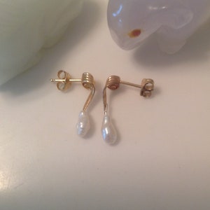 Vintage 14K Gold and Pearl Curved Earrings Small Minimalist Loop Gold and White Pearl Earrings image 5