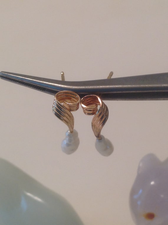 Vintage 14K Gold and Pearl Curved Earrings Small M
