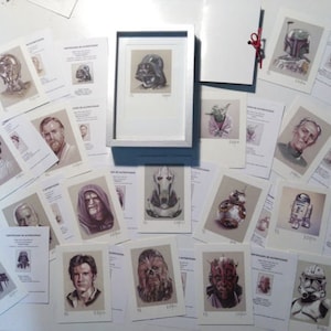 Puede incluir: Una colección de ilustraciones de personajes de Star Wars, incluyendo Darth Vader, Chewbacca, R2-D2 y Boba Fett. Las ilustraciones están enmarcadas y se muestran en una mesa.