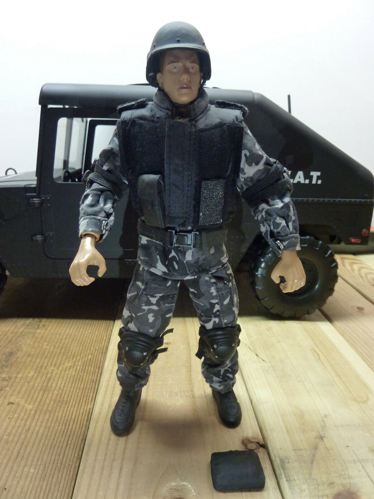 Vintage 21st Century Toys S.W.A.T. Humvee With Driver, 1:6 Vintage 21st Century Toys S.W.A.T. Humvee With Driver, 1:6