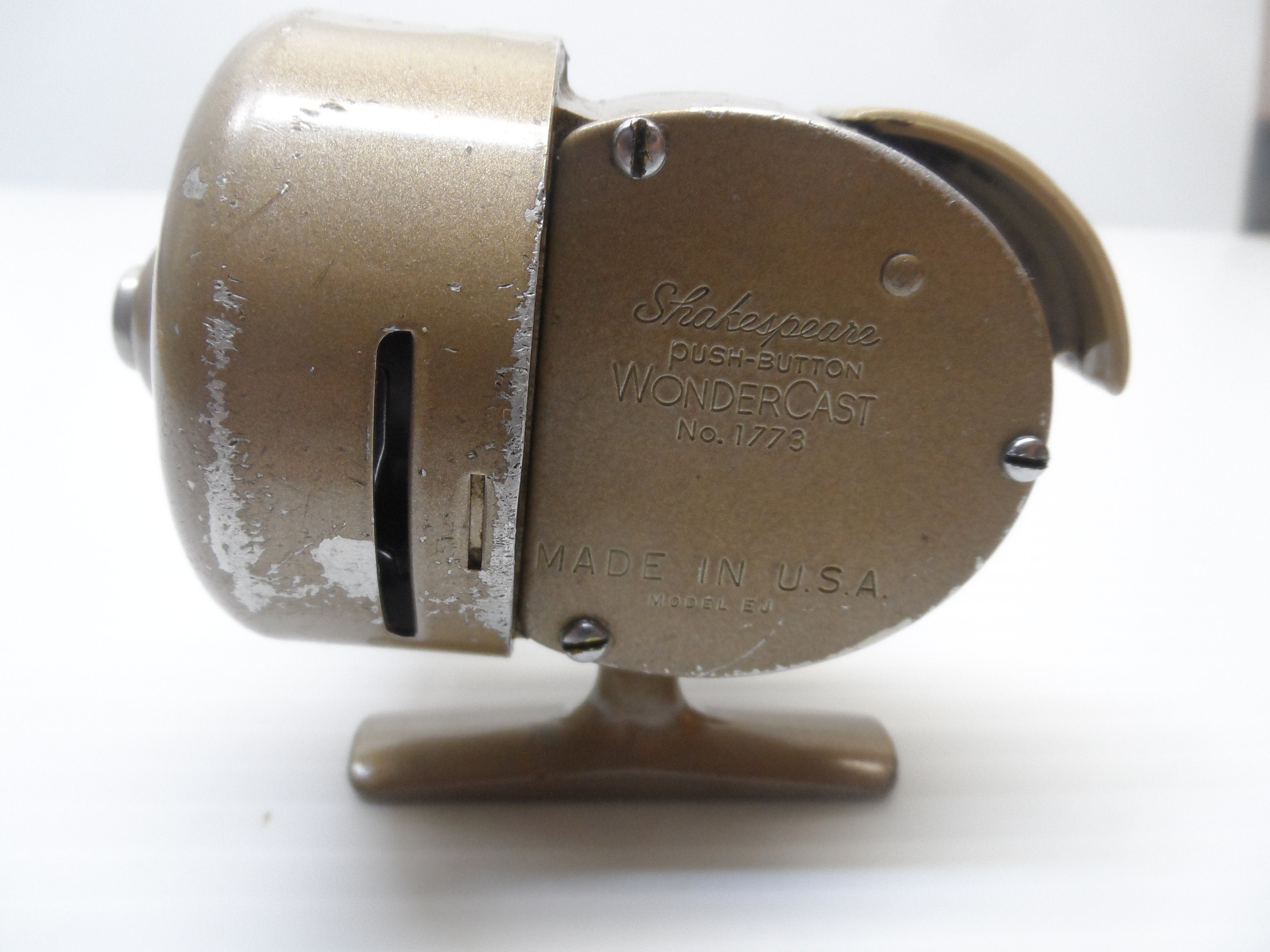 Vintage Shakespeare Fishing Reel No. 1773 Wondercast Model EJ Push Button.  -  Canada
