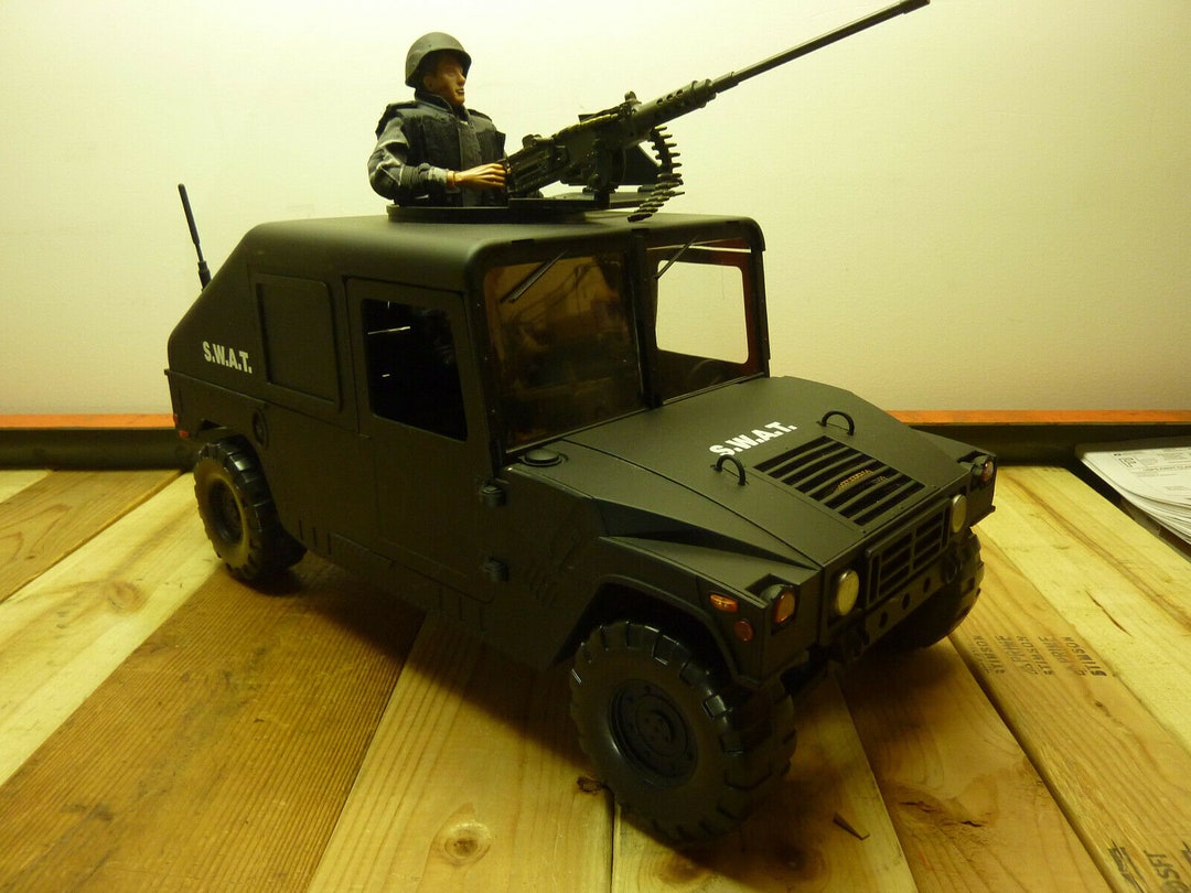 Vintage 21st Century Toys S.W.A.T. Humvee With Driver, 1:6 Vintage 21st Century Toys S.W.A.T. Humvee With Driver, 1:6