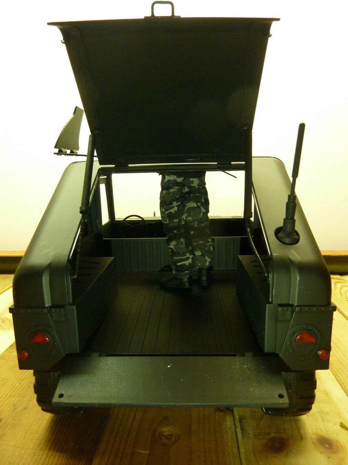 Vintage 21st Century Toys S.W.A.T. Humvee With Driver, 1:6 Vintage 21st Century Toys S.W.A.T. Humvee With Driver, 1:6