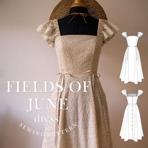 Può includere: Un cartamodello Fields of June dress con un abito a stampa floreale giallo e viola su un manichino. L'abito presenta uno scollo quadrato, maniche in pizzo con volant e lacci laterali. Due disegni al tratto mostrano le viste anteriore e posteriore.