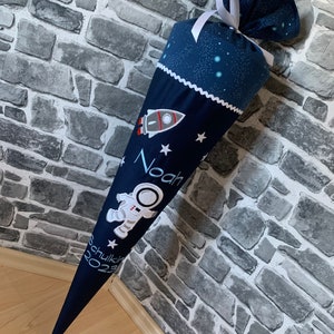 Schultüte "Weltraum Astronaut" mit reflektierender Rakete mit Wunschnamen