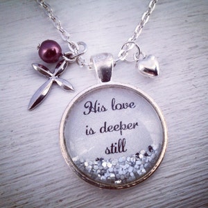 Seine Liebe ist tiefer noch medium Glitzer Anhänger Halskette mit Kreuz und Herz Charms und tief lila Perlen Baumeln