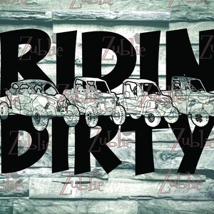 Puede incluir: Diseño gráfico en blanco y negro con el texto "Ride Dirty" y tres imágenes de vehículos todoterreno uno al lado del otro.