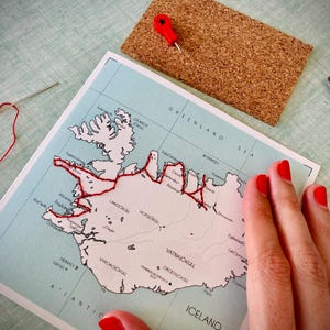 Cartes postales à broder au fil du voyage