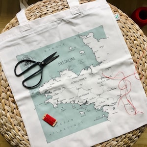 Carte de BRETAGNE imprimée sur tote-bag ou coussin pour tracer son itinéraire au fil du voyage