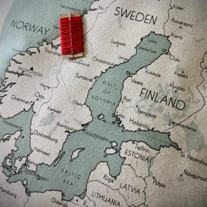 Carte de SCANDINAVIE imprimée sur tissu pour tracer son itinéraire au fil du voyage
