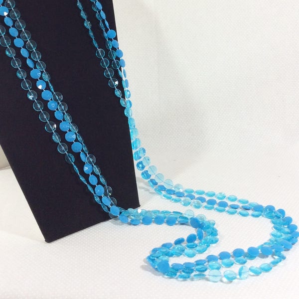 Long collier de perles GoGo en plastique bleu à 3 rangs des années 1960