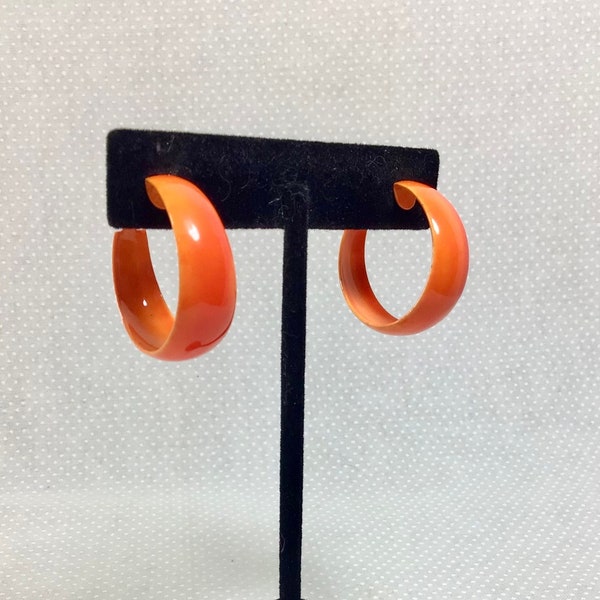 Örhängen med orange emalj i metall från 1970-talet