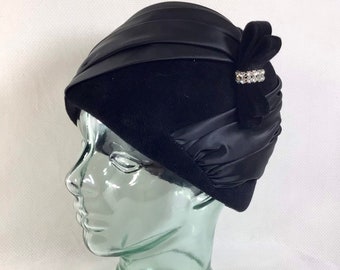 1940s G Howard Hodge Black Satin Turban Cloche with Rhinestone Bow WITH HAT BOX