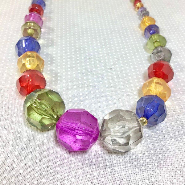 Collier de perles graduées en acrylique épaisses de 18 po. à facettes arc-en-ciel des années 1980