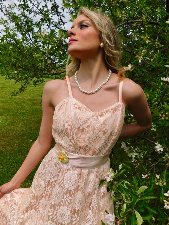 1960s/70s Peach Lace Dress with Faux Pearl Neckli… - image 4