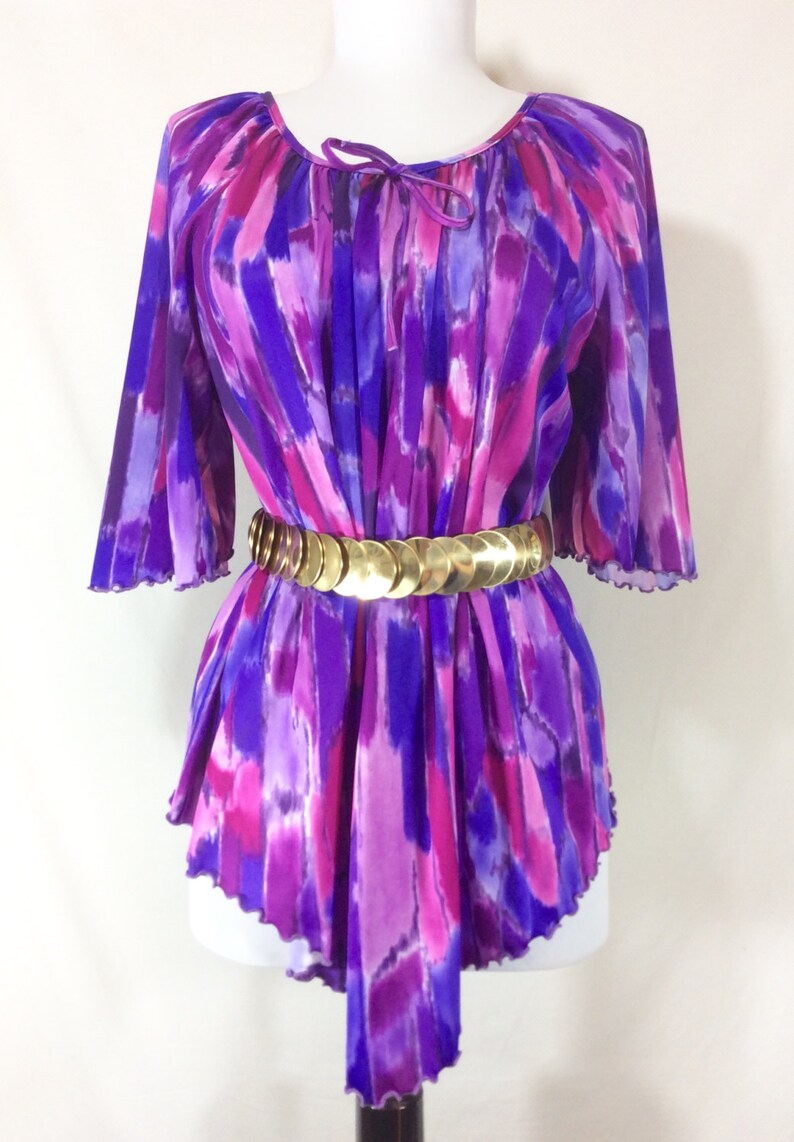 Womens Vintage Stretchy Purple Poly Short Sleeve Top with Asymmetrical Hem size ML