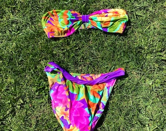 Bikini bandeau imprimé tropical Teeny Weeny des années 1980 avec bas échancré taille XS