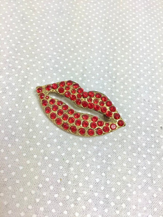 Vtg Ruby Rhinestone Lips Kiss Brooch