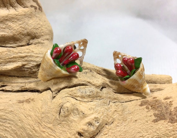 1950s Polynesian Shell Screwback Earrings