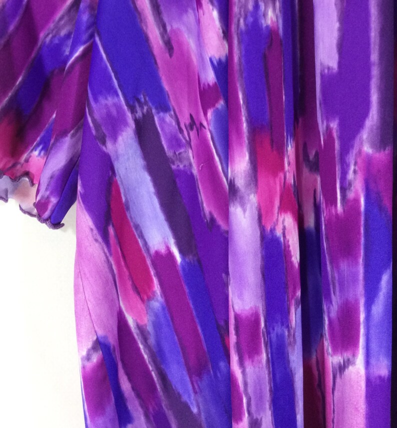 Womens Vintage Stretchy Purple Poly Short Sleeve Top with Asymmetrical Hem size ML