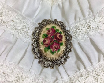 1950s Floral Needlepoint Cottagecore Oval Cameo Brooch