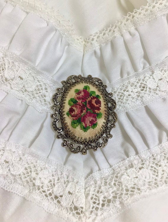 1950s Floral Needlepoint Cottagecore Oval Cameo Br