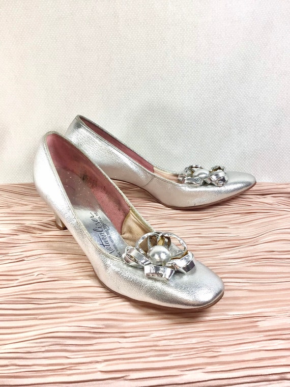 1960s Silver Chunky Heel Mod Pumps with Silver Flower… Gem