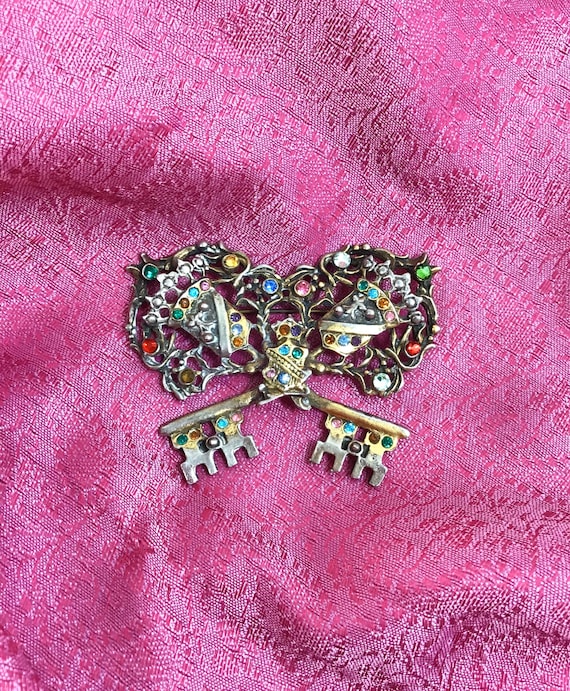 1960s Regal Rainbow Rhinestone Crossed Key brooch Gem