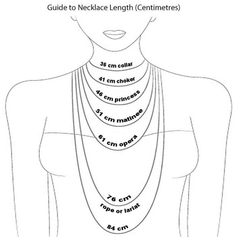 Puede incluir: Un dibujo de l&iacute;nea de una persona que lleva collares de diferentes longitudes, con las longitudes etiquetadas en cent&iacute;metros. Las longitudes son: 36 cm collar, 41 cm gargantilla, 46 cm princesa, 51 cm matinee, 61 cm &oacute;pera, 76 cm cuerda o lazada, y 84 cm.