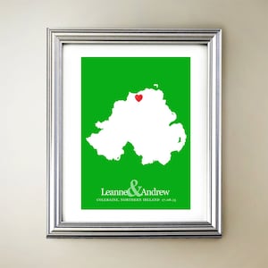 Noord-Ierland aangepaste verticale hartkaartkunst - gepersonaliseerde namen, huwelijkscadeau, verloving, verjaardag