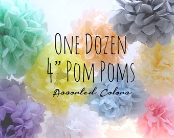 Könnte beinhalten: Ein Dutzend 4 Zoll große Pompons in verschiedenen Farben. Die Pompons bestehen aus Seidenpapier und sind eine beliebte Dekoration für Partys und Veranstaltungen.
